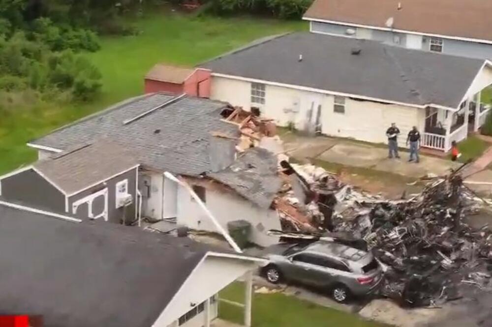 AVION PAO NA KUĆU U AMERICI! Ima poginulih, ovo su prvi snimci tragedije (VIDEO)
