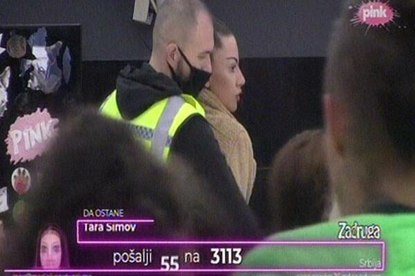 OPET PRAVI HAOS! TARA LOMILA SVE PO IMANJU: Obezbeđenje imalo pune ruke posla!