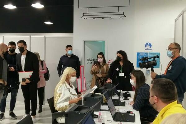 KARLEUŠA DOŠLA NA VAKCINACIJU! Pop diva se pojavila sva u belom, sačekao je Goran Vesić! (FOTO)