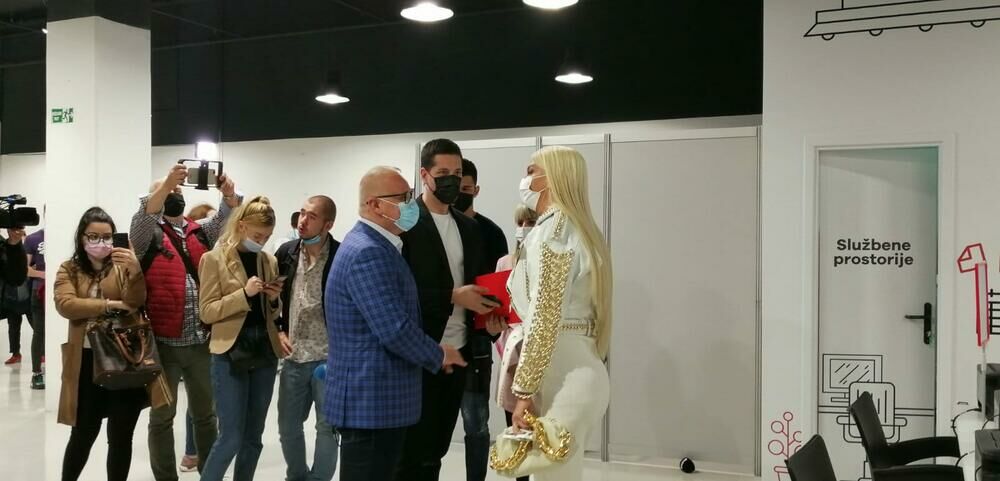 ZABAVA, ESTRADA, JELENA KARLEUŠA