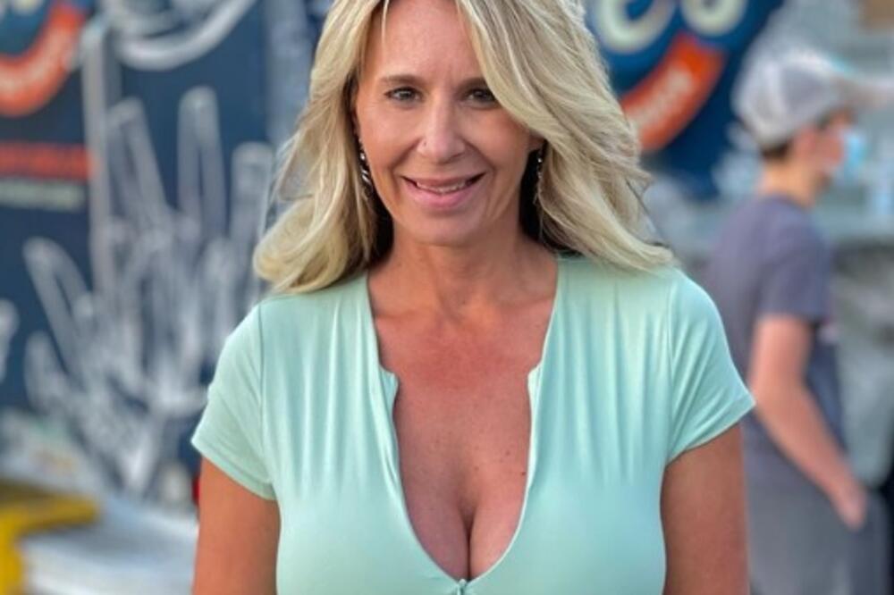 Završila je FAKULTET, udala se, dobila dvoje DECE, otvorila FIRMU, a onda je sa 40 odlučila da UNOVČI svoj DEKOLTE!