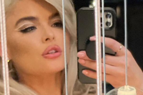 NEPORAŽENI BOKSERSKI ŠAMPION IZBACIO VERENICU NA ULICU: Striptizeta napustila vilu iz BIZARNOG razloga! (FOTO)