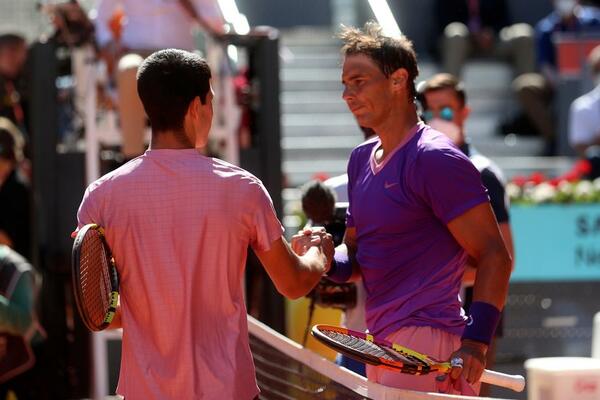 ZANIMLJIVA KOMUNIKACIJA NA MREŽI: Alkaraz otkrio šta mu je Nadal rekao posle meča (FOTO)