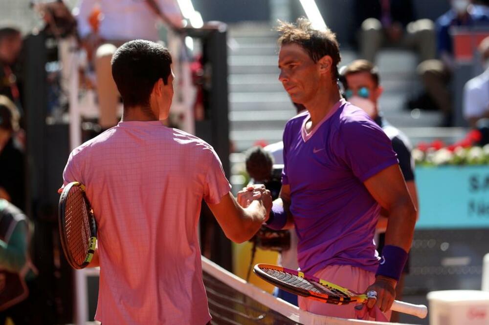 ZANIMLJIVA KOMUNIKACIJA NA MREŽI: Alkaraz otkrio šta mu je Nadal rekao posle meča (FOTO)