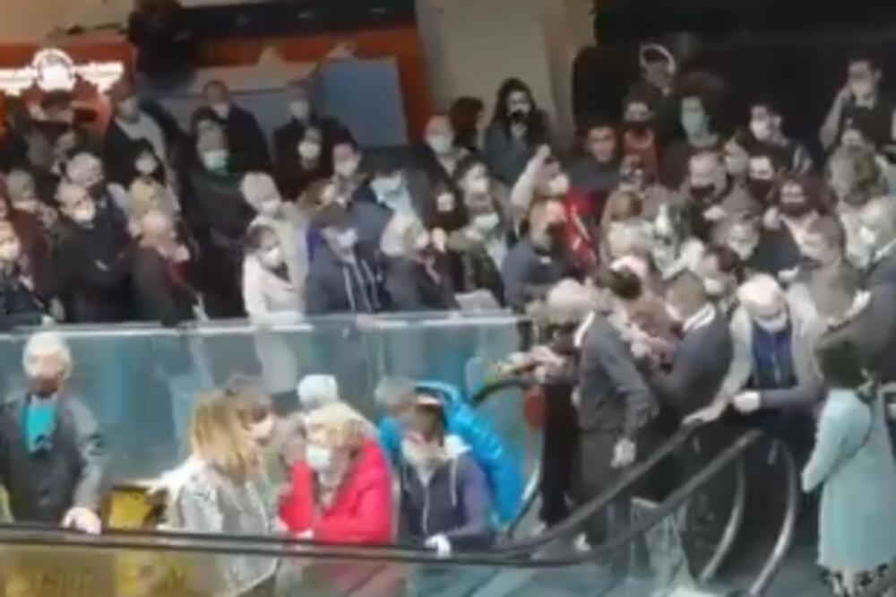 DRAMATIČNA SCENA U UŠĆU: Deda izgubio babu na pokretnim stepenicama, nastao OZBILJAN HAOS ZBOG VAUČERA (VIDEO)