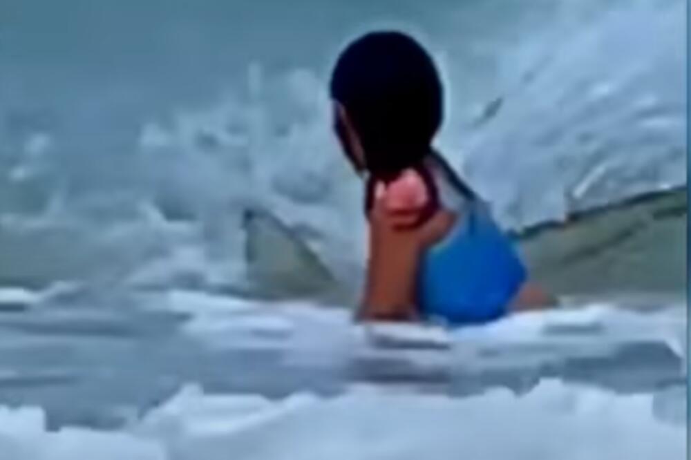 DRAMA NA PLAŽI! DEVOJČICA (6) UŽASNUTA IZLETELA IZ PLIĆAKA: Oko nje kružila AJKULA (VIDEO)