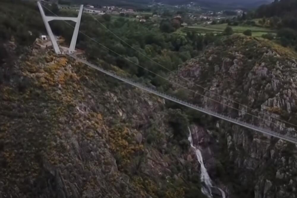 DA LI BISTE SMELI DA GA PREĐETE? OTVOREN NAJDUŽI VISEĆI PEŠAČKI MOST NA SVETU: Samo za najhrabrije! (VIDEO)