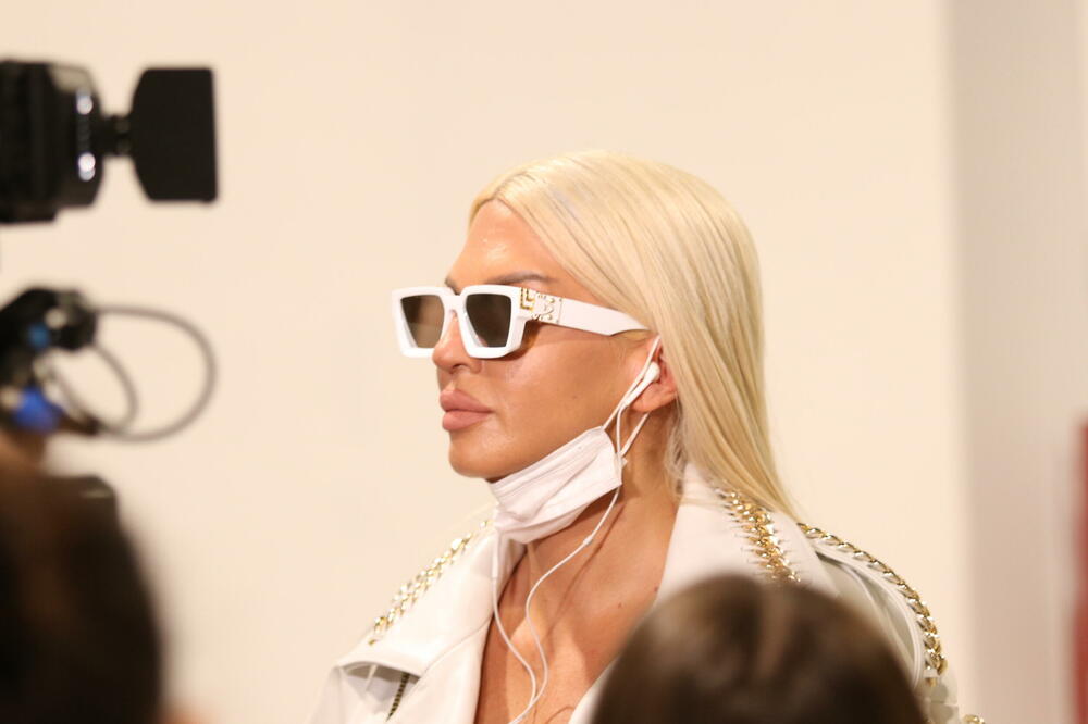 KARLEUŠINA VAKCINACIJA GLAVNA TEMA NA NASLOVNOJ STRANI AUSTRIJSKIH NOVINA: Zgroženi prizorom tokom imunizacije!