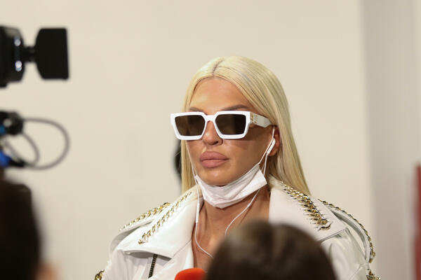 OD OVOGA MOŽE DA STANE SRCE! KARLEUŠA DOŠLA U GRAND BEZ DONJEG VEŠA: Retko ko bi se USUDIO na taj potez!