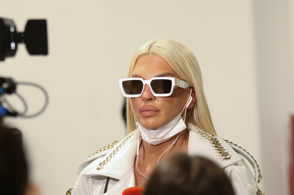 OD OVOGA MOŽE DA STANE SRCE! KARLEUŠA DOŠLA U GRAND BEZ DONJEG VEŠA: Retko ko bi se USUDIO na taj potez!