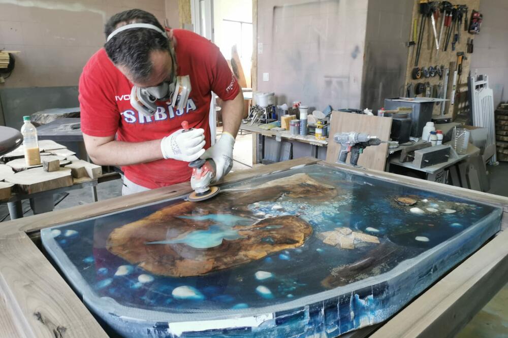 LUKA IZ ČAČKA PRAVI NESVAKIDAŠNJE STOLOVE: U njegovoj radionici sve miriše na kuvanu orahovinu (FOTO)