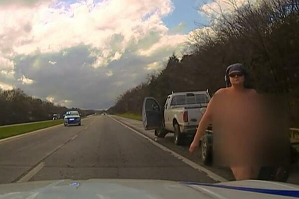 POLICAJCI U ŠOKU, KAMERA SVE SNIMILA: Iz ukradenog automobila istrčala SKROZ GOLA ŽENA (VIDEO)