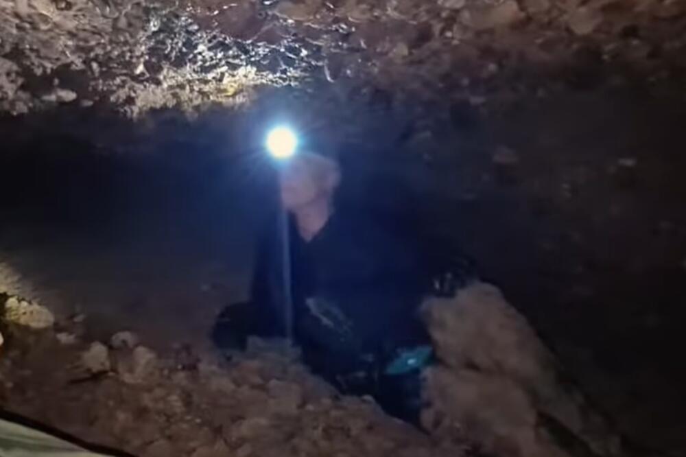 ĐOKOVIĆ U BLATU I VODI DO KOLENA: Isplivao hit snimak, dobro se ZAPRLJAO! (VIDEO)