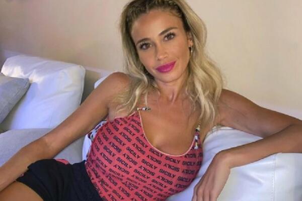 OMILJENA VODITELJKA GA PRIGRILILA, A ZATIM JOJ JE SEVNULA KOŽA: Htela je SLADAK PRIZOR, dobila NEŠTO DRUGO! (FOTO)