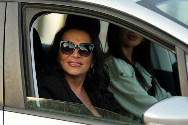 NIŠTA BEZ GOCE! STIGLA PRIJA U TITEL NA SLAVU, DOČEKAO JE SIN MIRKO: Čeka se još samo Ceca! (FOTO)