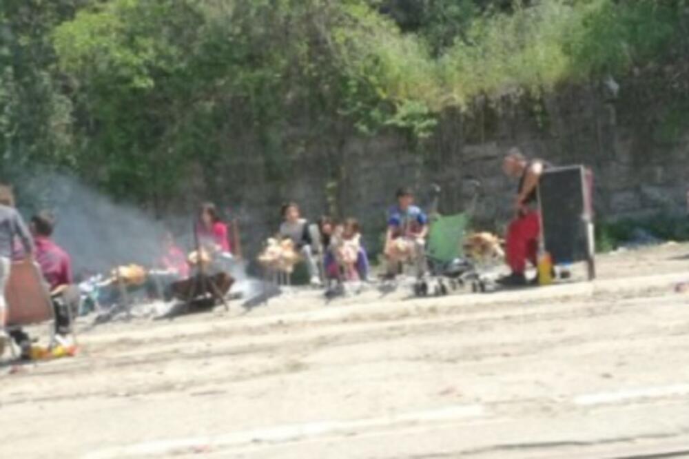 OBRTALI SE PRASIĆI, ALI TO NIJE SVE, HIT SLIKA: Romi su u Rakovici juče proslavili Đurđevdan! (FOTO)