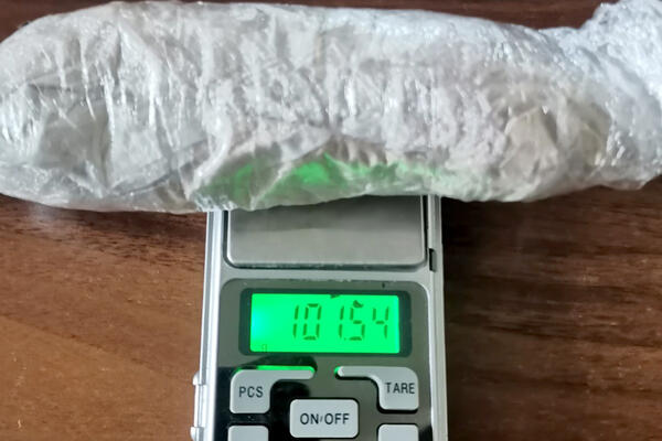 POLICIJA "SKUPLJALA" RAZBACANU DROGU PO BEOGRADU! Tri dilera pala na 3 lokacije, među njima i žena! (FOTO)