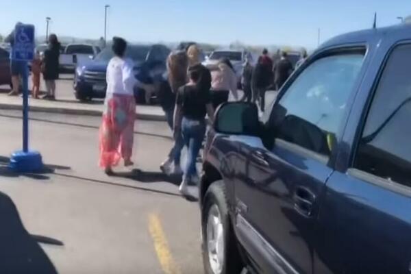 DEVOJČICA IZ ŠESTOG RAZREDA RANILA TRI OSOBE U ŠKOLI: Izvukla pištolj iz ranca, nastavnica je RAZORUŽALA! (VIDEO)