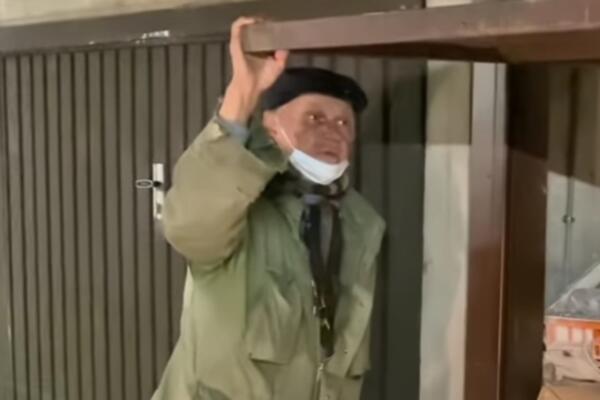 U SUZAMA DOČEKAO POMOĆ! DEDA MILOVAN VIŠE NEĆE ŽIVETI U GARAŽI U PARIZU: Dobiće smeštaj!