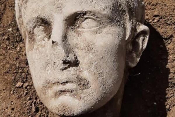 NEVEROVATNO OTKRIĆE U ITALIJI: Pronađena 2.000 godina stara mermerna glava PRVOG RIMSKOG CARA! (FOTO)