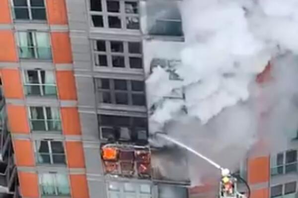VATRENA STIHIJA ZAHVATILA STAMBENI BLOK OD 19 SPRATOVA U LONDONU: U gašenju učestvuje oko 100 vatrogasaca (VIDEO)
