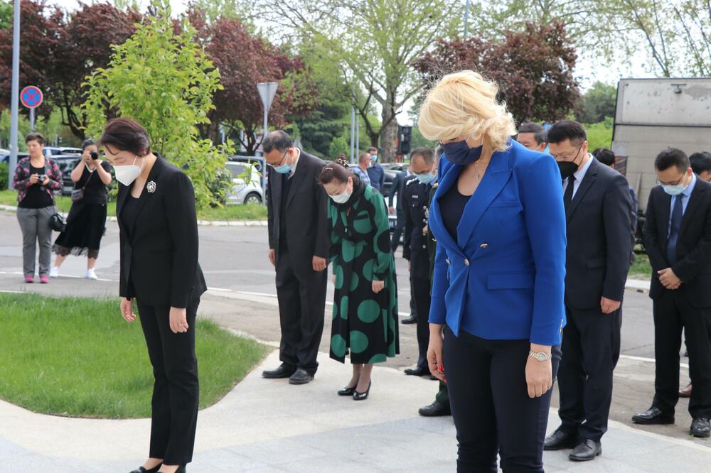 Odata počast poginulim kineskim novinarima u bombardovanju zgrade Ambasade Kine u Srbiji