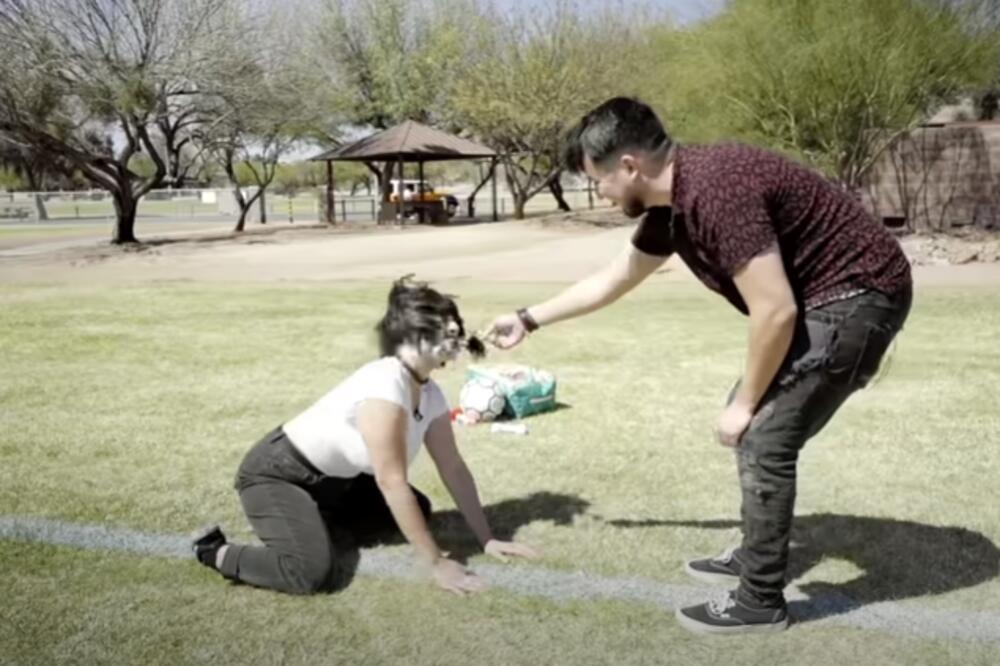 NEOBIČAN PAR! DEVOJKU PONIŽAVA, TRETIRA KAO PSA A ONA TO OBOŽAVA: Njene reči će vas ŠOKIRATI (VIDEO)