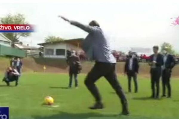 SLUČAJNO SAM POGODIO: Vučić izveo PENAL prilikom posete Vrelu, a onda se našalio na svoj račun! (VIDEO)