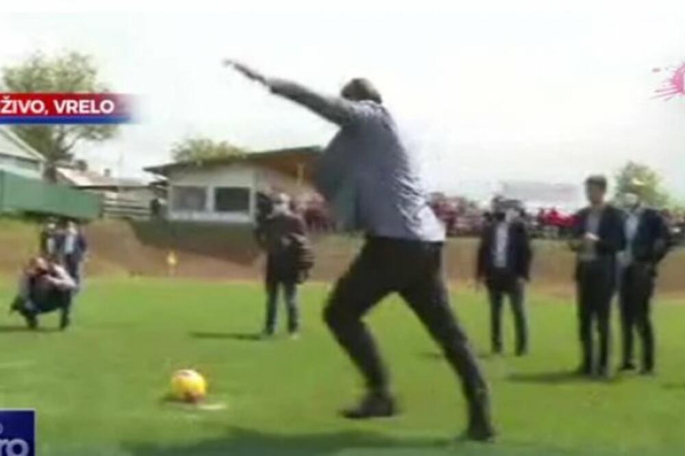 SLUČAJNO SAM POGODIO: Vučić izveo PENAL prilikom posete Vrelu, a onda se našalio na svoj račun! (VIDEO)