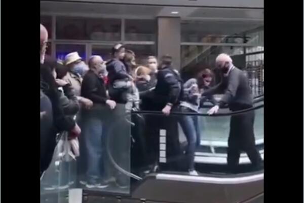 SRBI GAZILI PREKO OBEZBEĐENJA DA ZARADE 3.000: Haos u UŠĆU, KOMUNALNI POLICAJCI jedva zadržali MASU! (VIDEO)