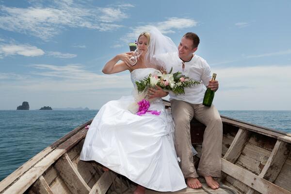 ZASENILA MLADU U POTPUNOSTI: Došla na venčanje u NIKAD PROVOKATIVNIJEM IZDANJU, gostima PADALE VILICE (FOTO)