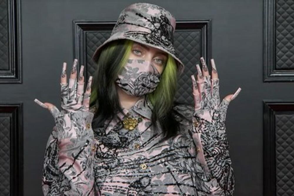 TVRDILA JE DA NIKADA NEĆE POKAZATI TETOVAŽU, PA POREKLA: Pevačica obukla KORSET, pa otkrila FAMOZNI TATU!