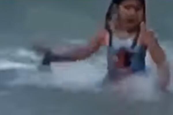 MAJKA JE SNIMALA ĆERKU U PLIĆAKU: Odjednom se iza nje stvorio HOROR, DUŠA MI JE IZAŠLA IZ TELA! (VIDEO)