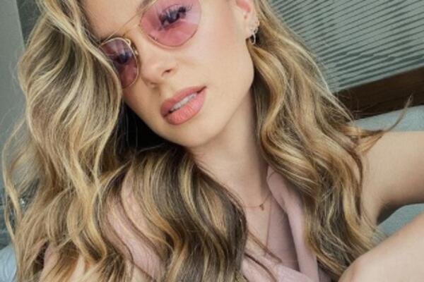 SARA JO NAJBOLJA PRIRODNA GUZA ESTRADNE SCENE: Na Egzitu svi pogledi bili uprti u nju, zavodljivo mešala!