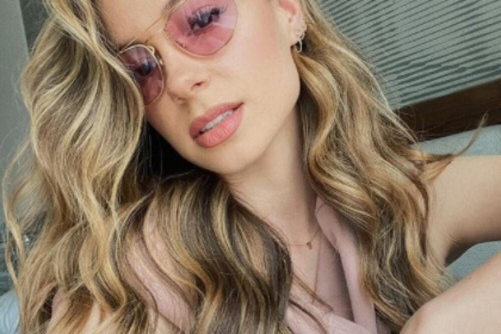 SARA JO NAJBOLJA PRIRODNA GUZA ESTRADNE SCENE: Na Egzitu svi pogledi bili uprti u nju, zavodljivo mešala!