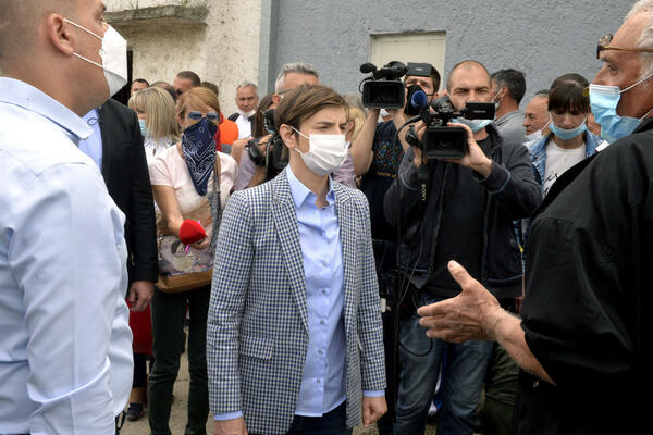 RETKO KAD IMAMO PRILIKU DA VIDIMO PREMIJERKU SRBIJE U OVAKVOM IZDANJU: Ana Brnabić ćaskala sa meštanima! (FOTO)