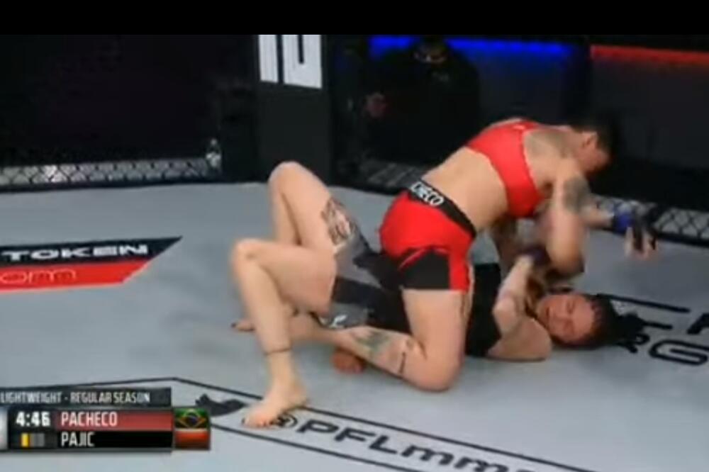 LEPA JULIJA POPILA BATINE: Rivalka Crnogorku "probila" već prvim udarcem, pa brutalno izubijala u parteru! (VIDEO)