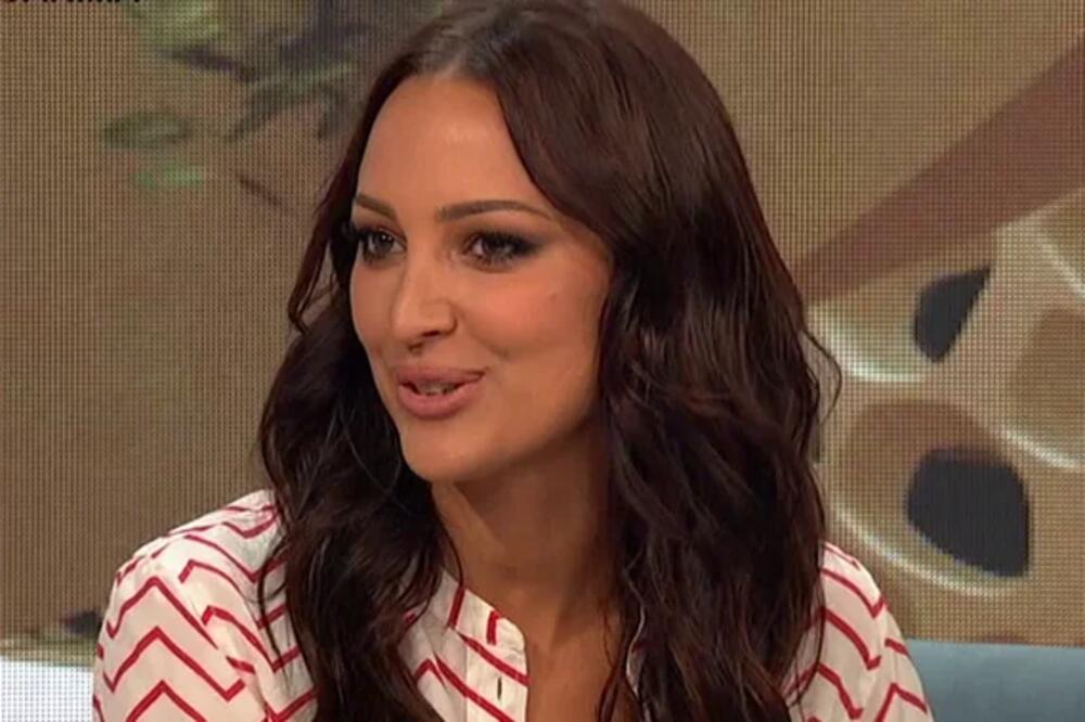 SA SINOM POBEGLA U TOPLIJE KRAJEVE! PRIJA SE UŽELELA ODMORA: Spakovala kofere i NAPUSTILA Srbiju! (FOTO)