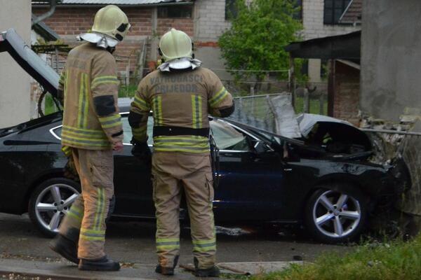 TEŠKA NESREĆA U PRIJEDORU: Vozač sleteo s puta, u lošem je stanju!