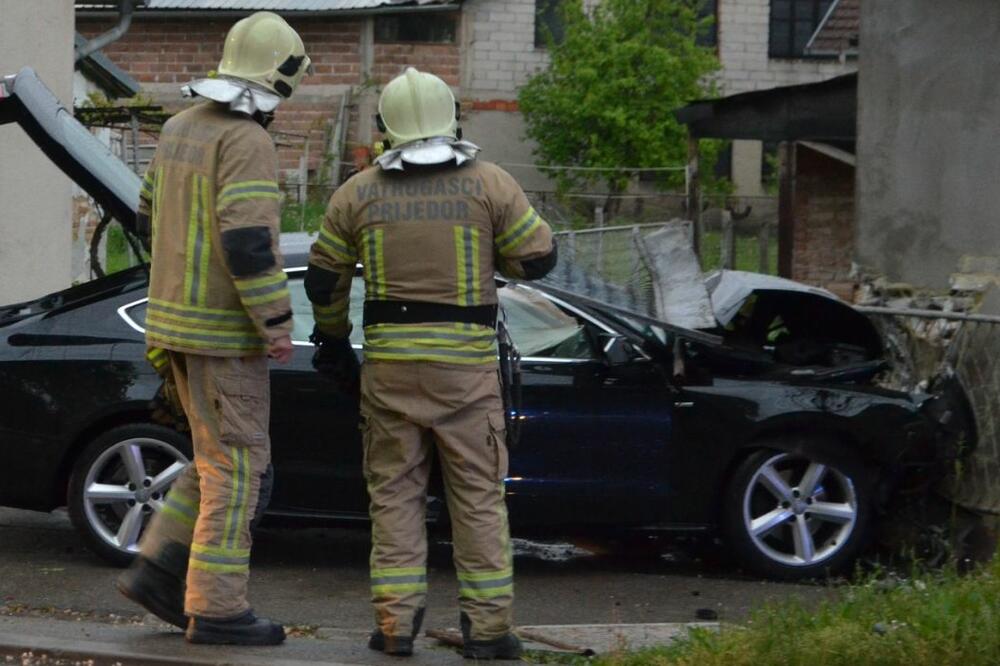 TEŠKA NESREĆA U PRIJEDORU: Vozač sleteo s puta, u lošem je stanju!