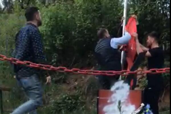 SKANDAL: U Končulju skinuta SRPSKA, A POSTAVLJENA ALBANSKA ZASTAVA (VIDEO)