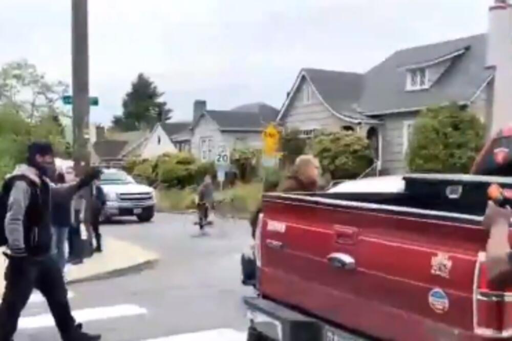 STRAVA I UŽAS U AMERICI: Naoružani ljudi haraju ulicama, NESTVARAN SNIMAK SE POJAVIO (VIDEO)