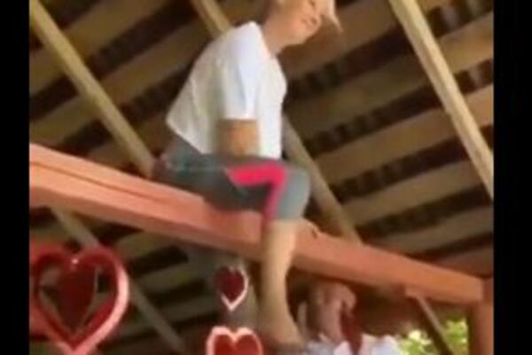 NAPILA SE NA SVADBI PA SE PIJANA POPELA NA GREDU! Mogla je VRAT DA POLOMI, ovo je strašno! (VIDEO)