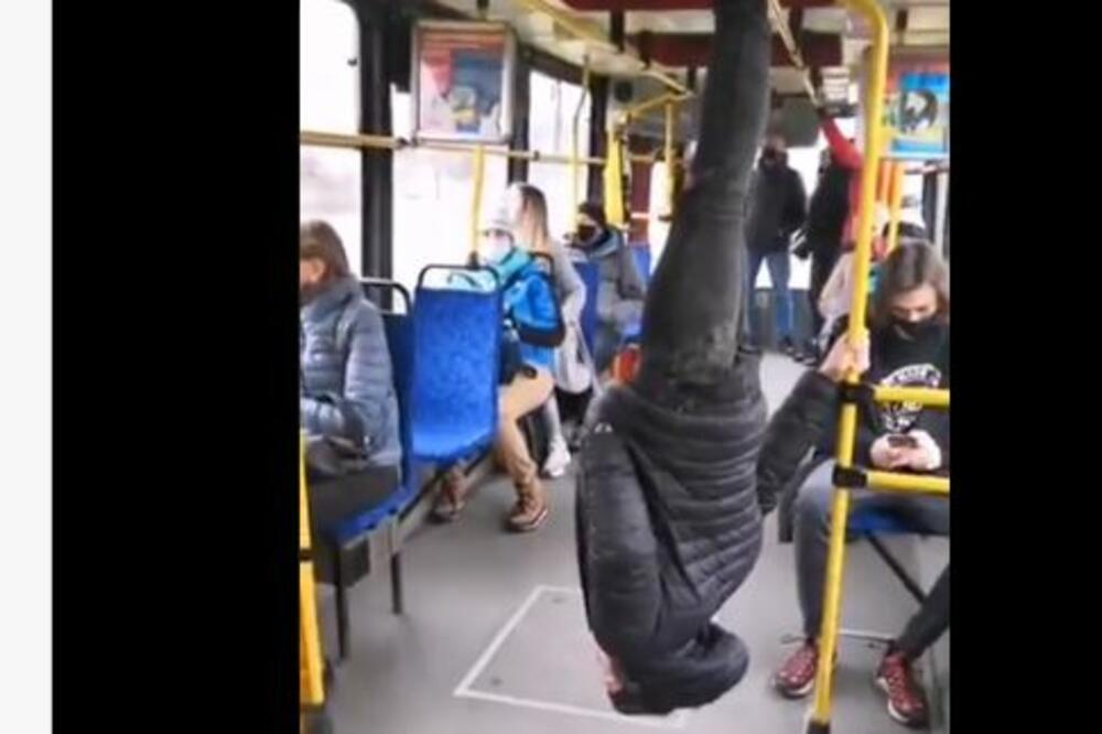 NEZAPAMĆEN PRIZOR U GRADSKOM PREVOZU! E ovo još u životu nismo videli, čoveče, ŠTA RADIŠ TO? (FOTO)