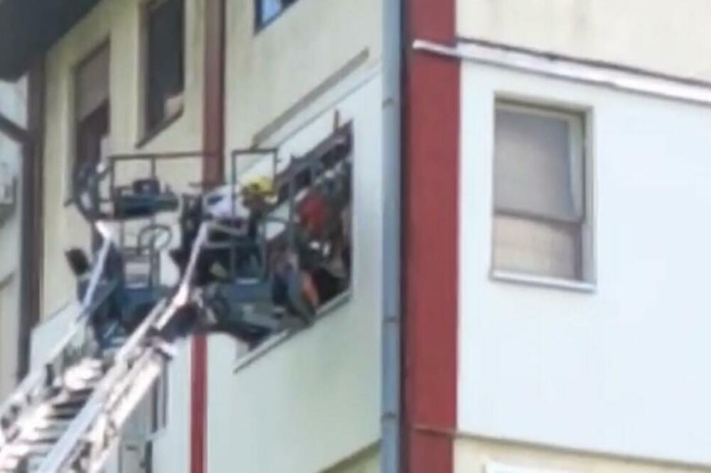 SRPSKI VATROGASAC SPASIO BEBU! Požar buknuo u prizemlju zgrade! (VIDEO)