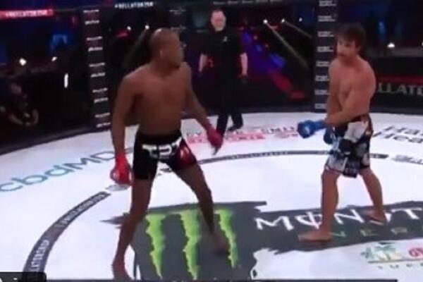 (FOTO, VIDEO) NIJE ZA ONE SA SLABIM ŽELUCEM: Strahovit udarac mu skoro otkinuo nos, a on hteo da nastavi - ŠOKANTNO