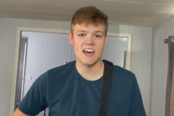 AMERIKANAC PEVA SRPSKI HIT! Pesma je postala LEGENDARNA, a on se baš namučio dok je naučio TEKST! (VIDEO)