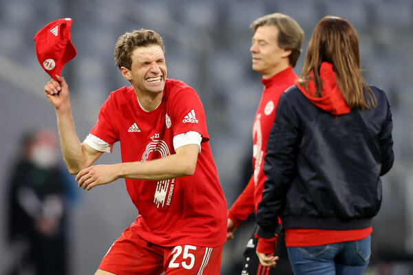 BAJERN RAZMONTIRAO BORUSIJU: Sa ŠEST golova overili titulu, pa počeli šampionsku žurku! (VIDEO)