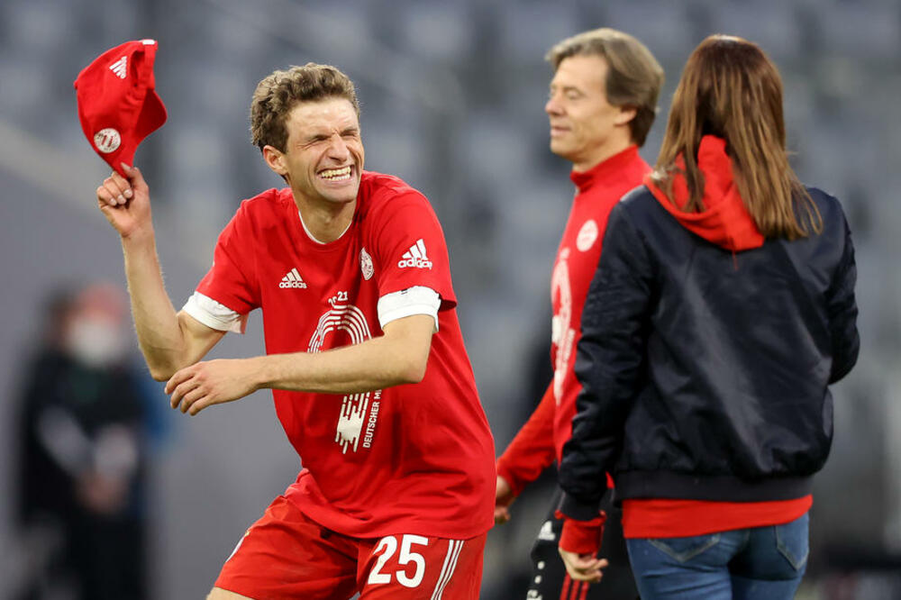 BAJERN RAZMONTIRAO BORUSIJU: Sa ŠEST golova overili titulu, pa počeli šampionsku žurku! (VIDEO)