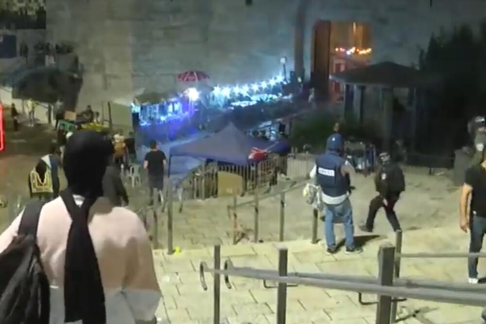 LUDILO U JERUSALIMU SE NASTAVLJA: Suzavac, kamenice i gumeni meci leteli su sukobu policije i Palestinaca! (VIDEO)